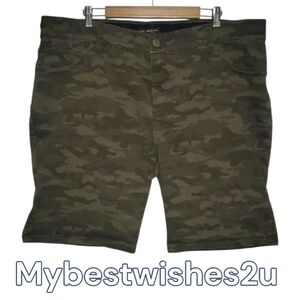 Lee Flex Motion Camo Wide Bermuda Shorts Womens sz 22W Medium EUC 10.5" Inseam